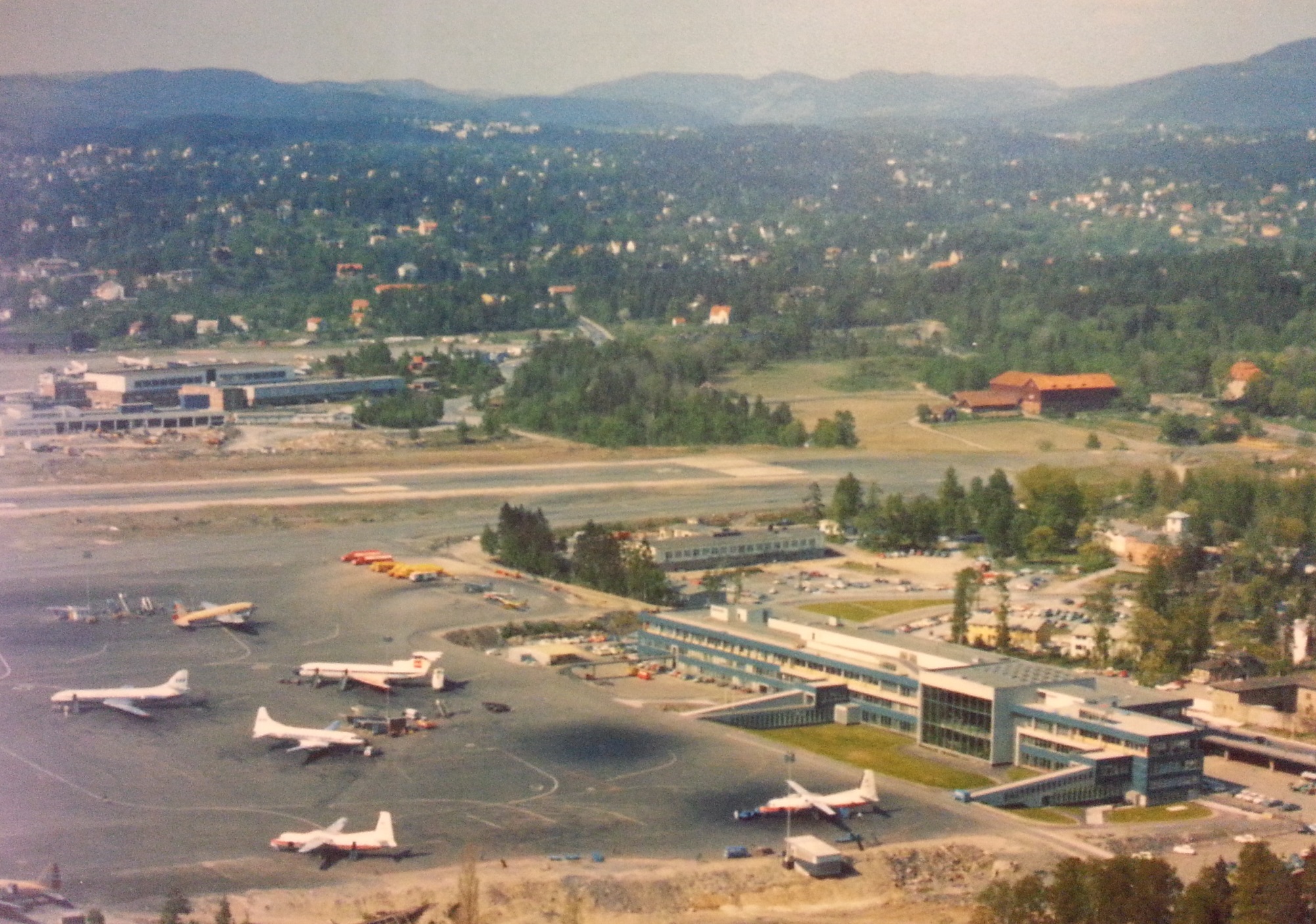 Bilde av oppstillingsplassen med den nye passasjerterminalen fra 1965