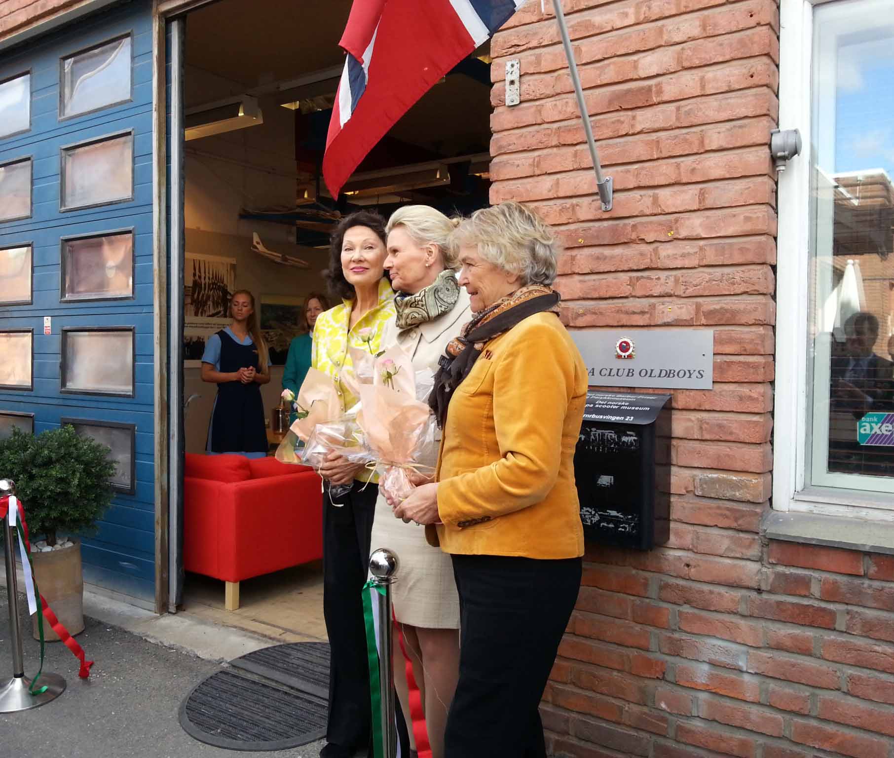 Åse Kleveland, Berit Inger  Øen og Hanne Skotvedt utenfor museet