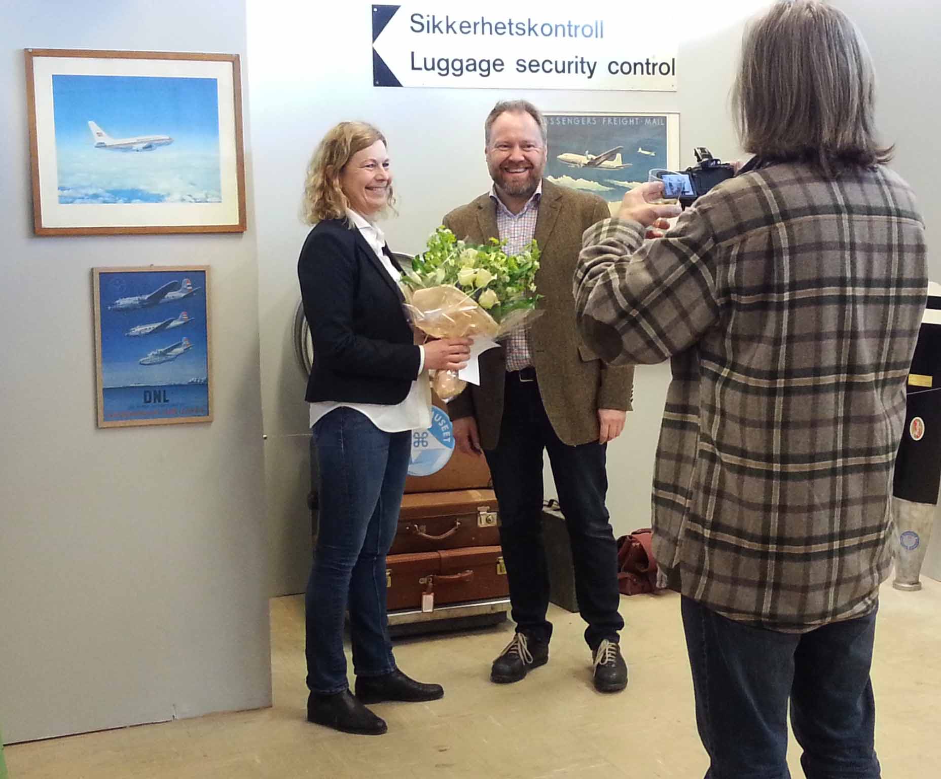 Siv Endresen, tidl. styreleder i Gamle Fornebu Kultursenter, overrekker blomster til tidl. styreleder Kristian Rasmussen.